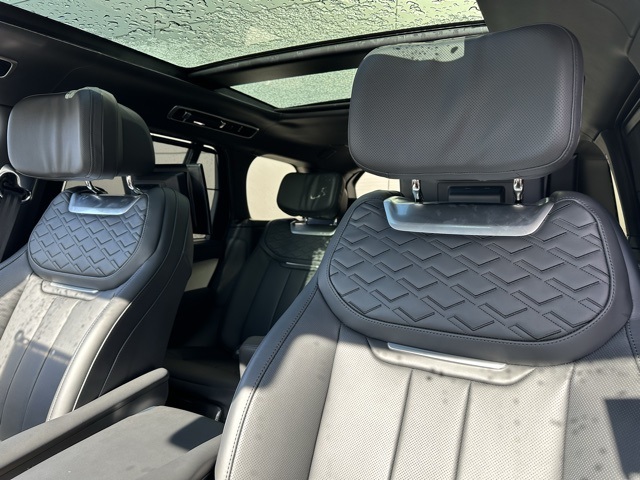 2025 Land Rover Range Rover SV photo 31