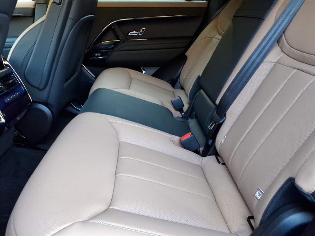2025 Land Rover Range Rover Sport SE photo 3