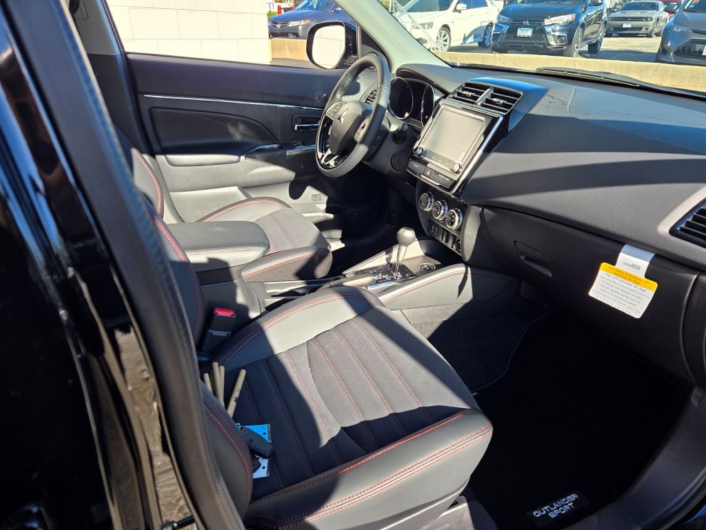 2025 Mitsubishi Outlander Sport SE photo 2