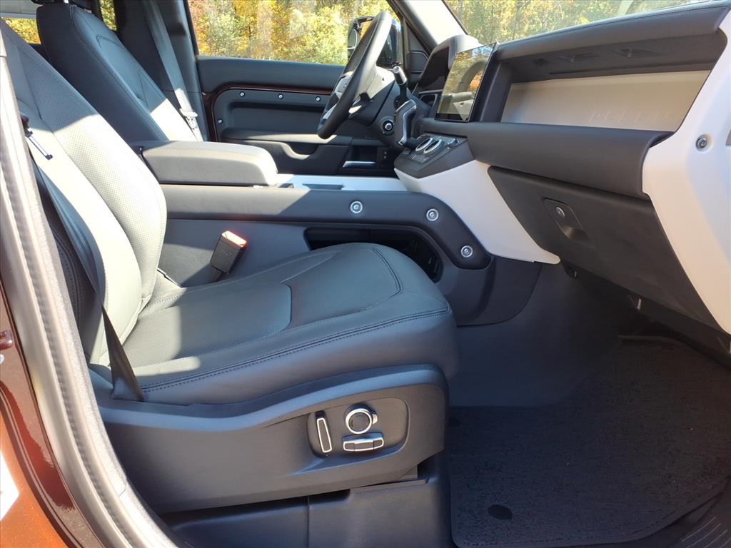 2025 Land Rover Defender X-Dynamic SE photo 3