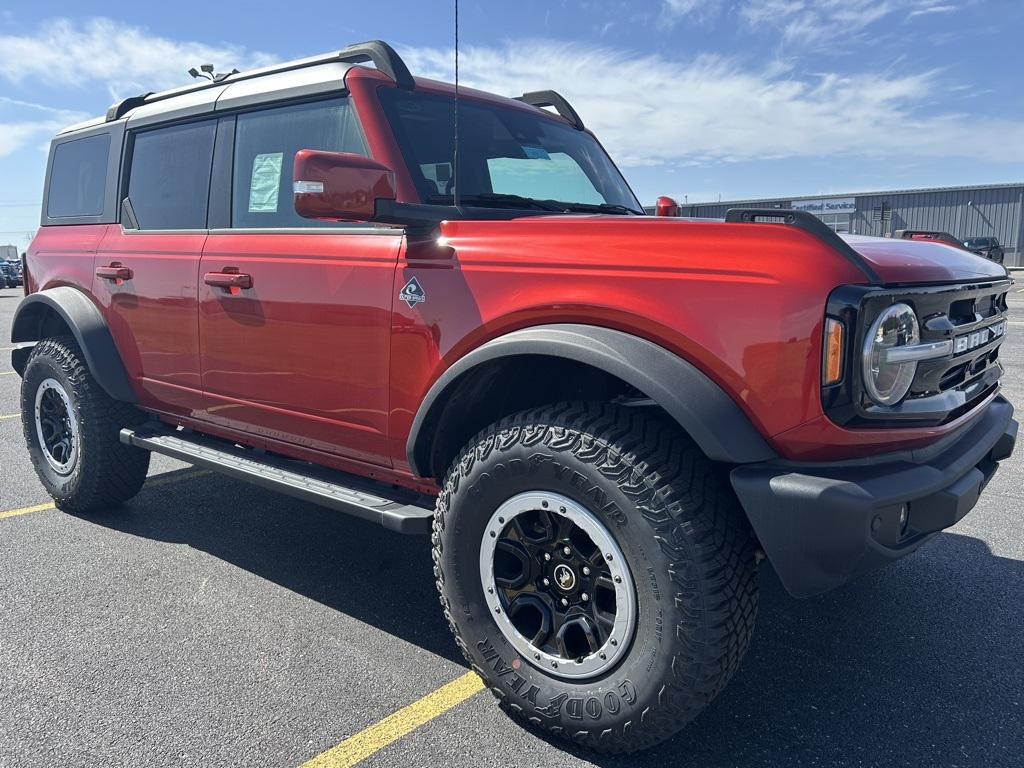 2024 Ford Bronco Outer Banks photo 3