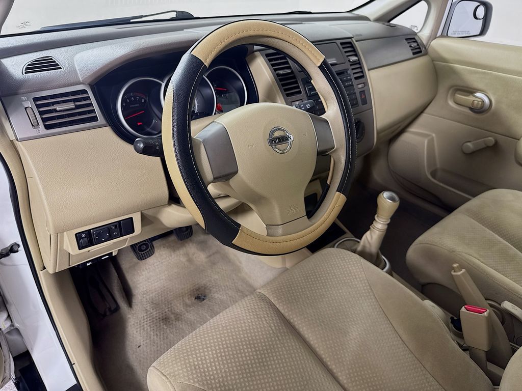 2011 Nissan Versa 1.8 S photo 9