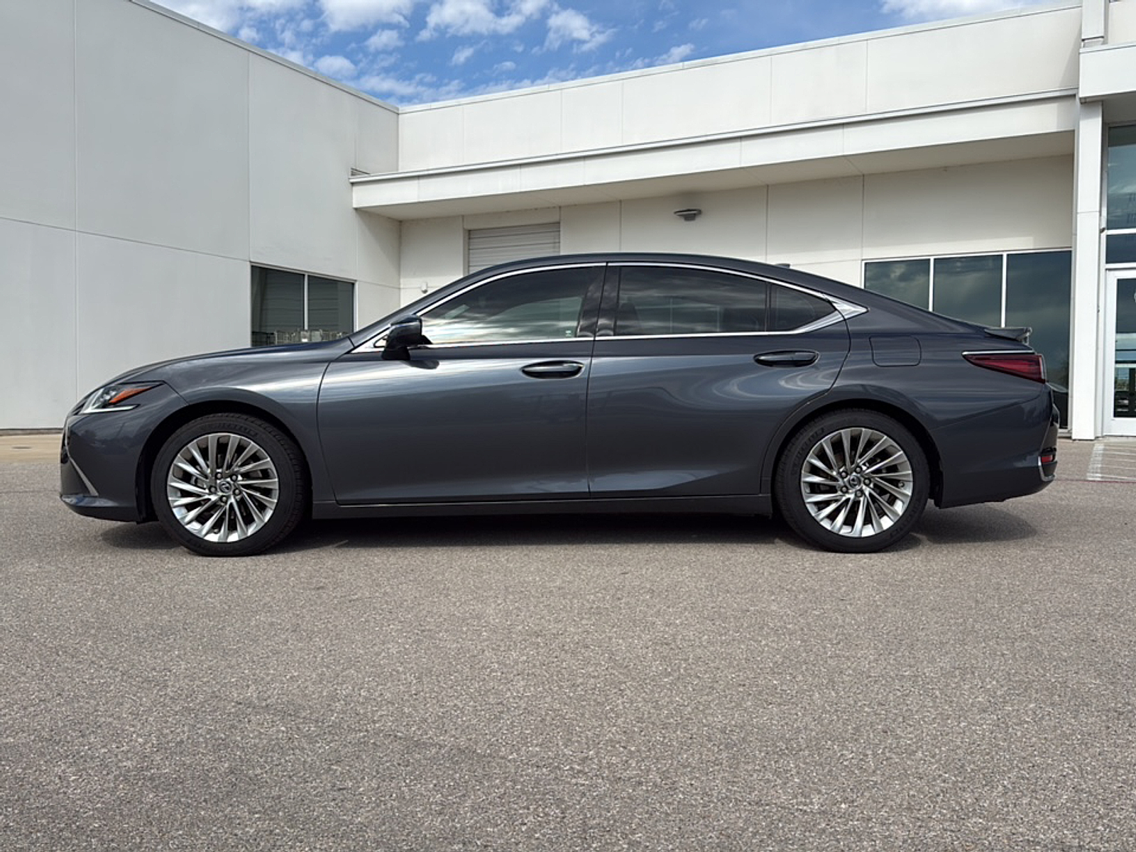 2023 Lexus ES 300h Ultra photo 2
