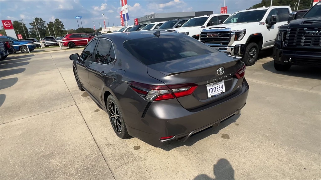 2022 Toyota Camry SE photo 6
