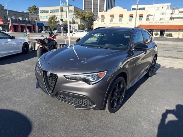 2023 Alfa Romeo Stelvio Ti photo 2