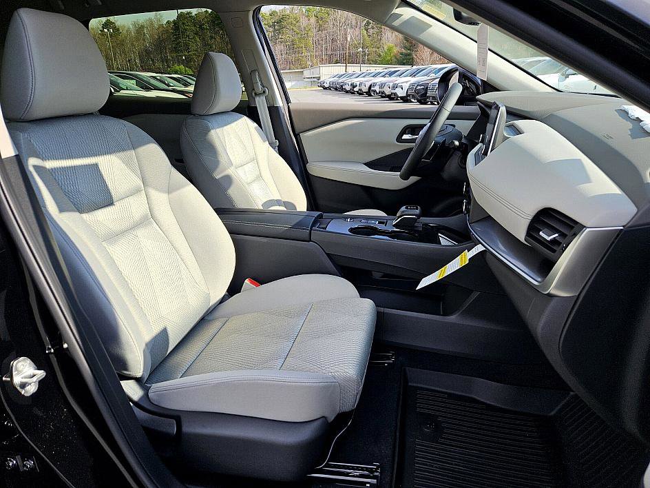 2025 Nissan Rogue SV photo 14