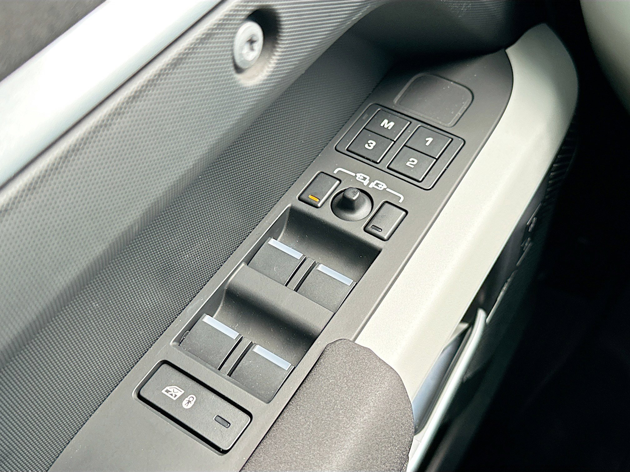 2023 Land Rover Defender X-Dynamic SE photo 15