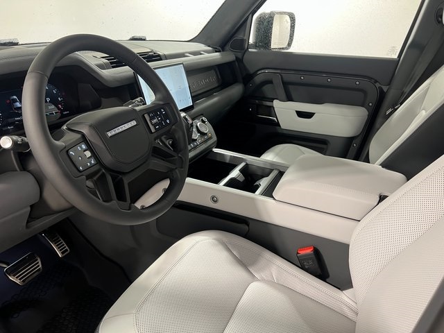 2025 Land Rover Defender 110 V8 photo 10