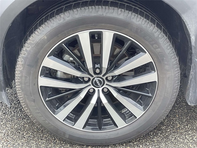 2023 Nissan Pathfinder Platinum photo 10