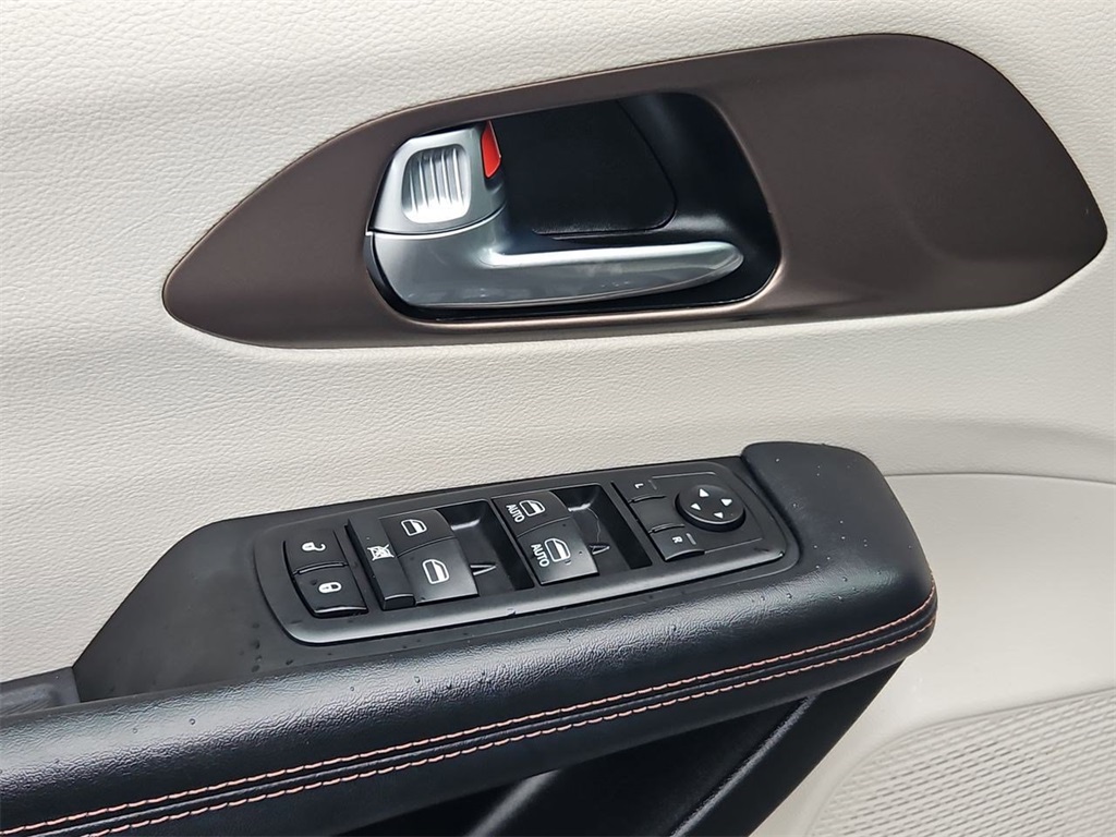 2019 Chrysler Pacifica Touring L photo 9