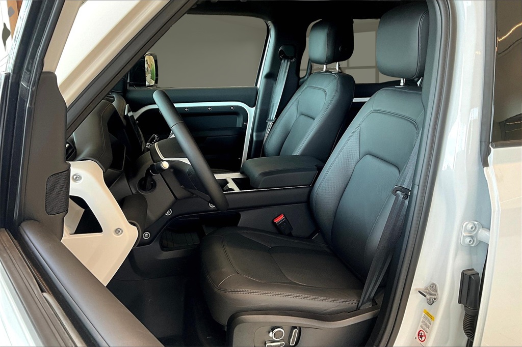 2025 Land Rover Defender 130 X-Dynamic SE photo 8