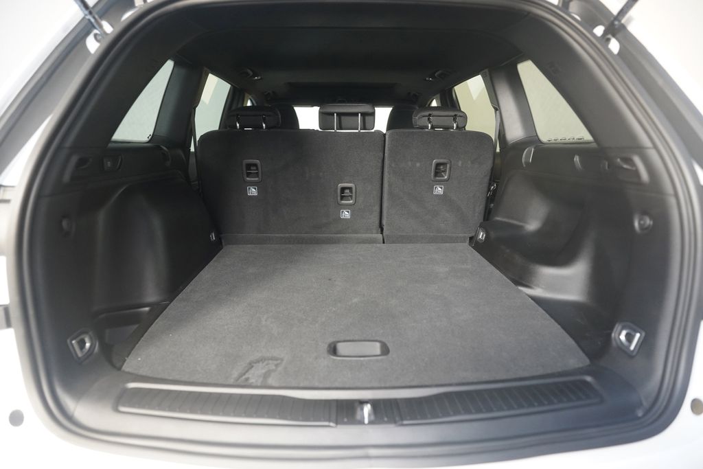 Used 2025 White Jeep Laredo image 29