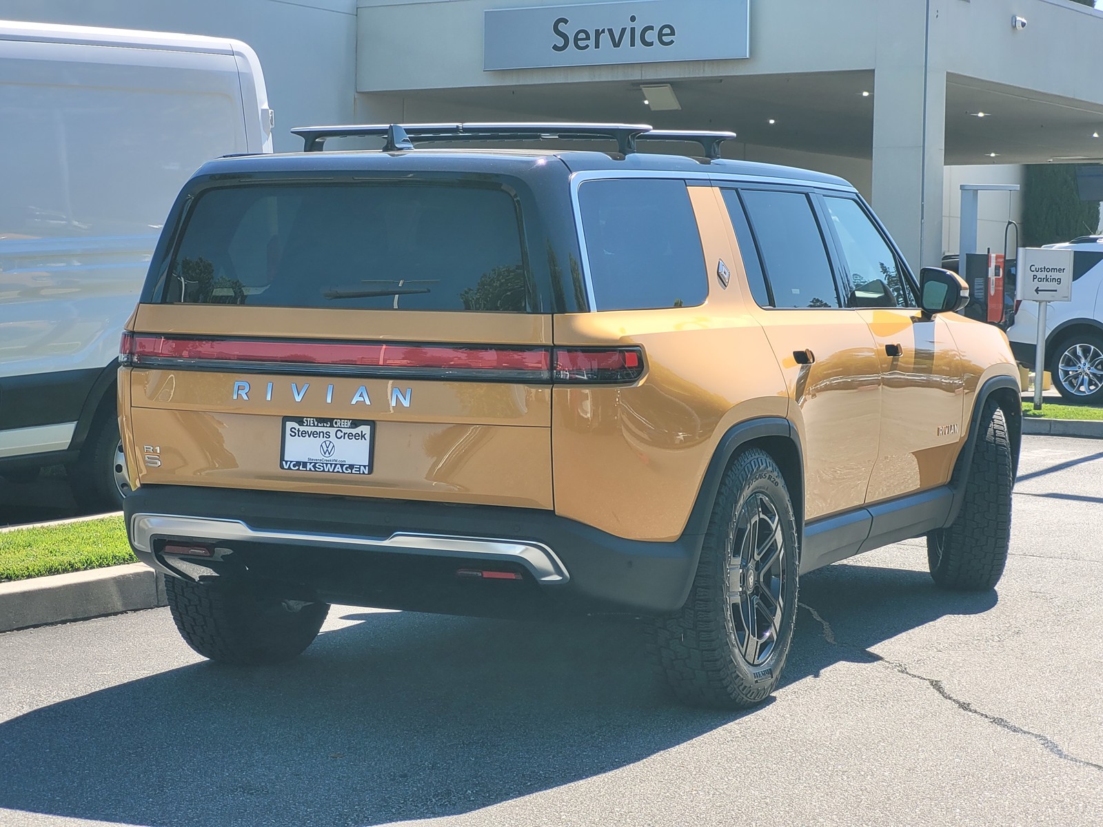 2023 Rivian R1S Adventure photo 3