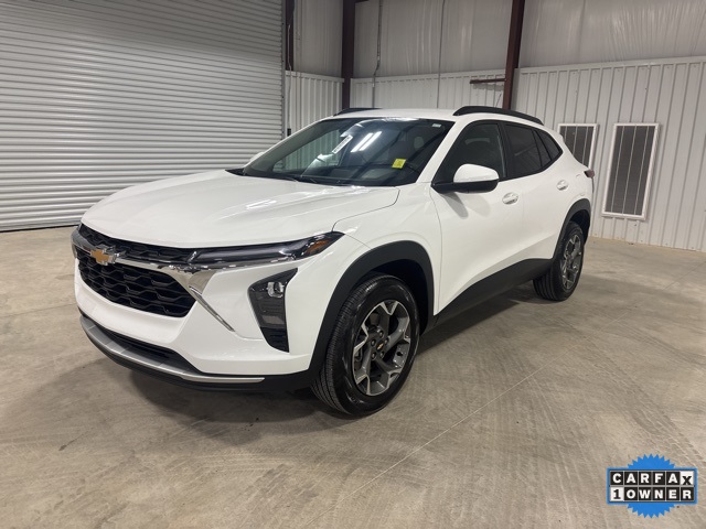 2025 Chevrolet Trax LT photo 2