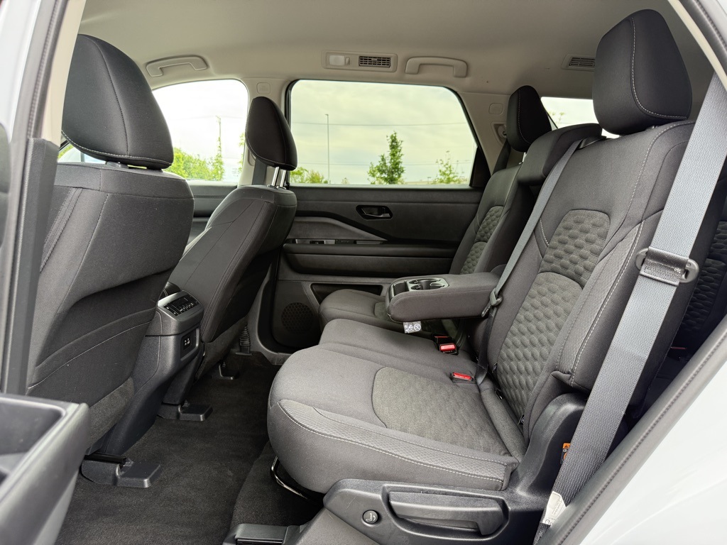 2025 Nissan Pathfinder SV photo 17
