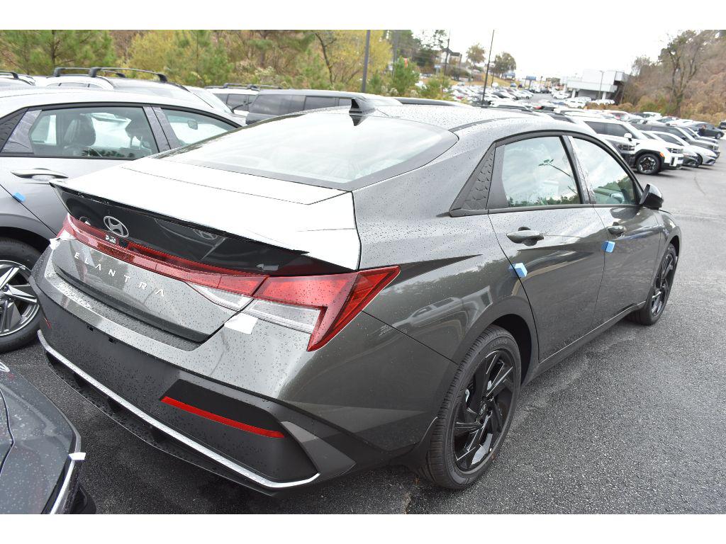 2026 Hyundai Elantra SEL Sport photo 3