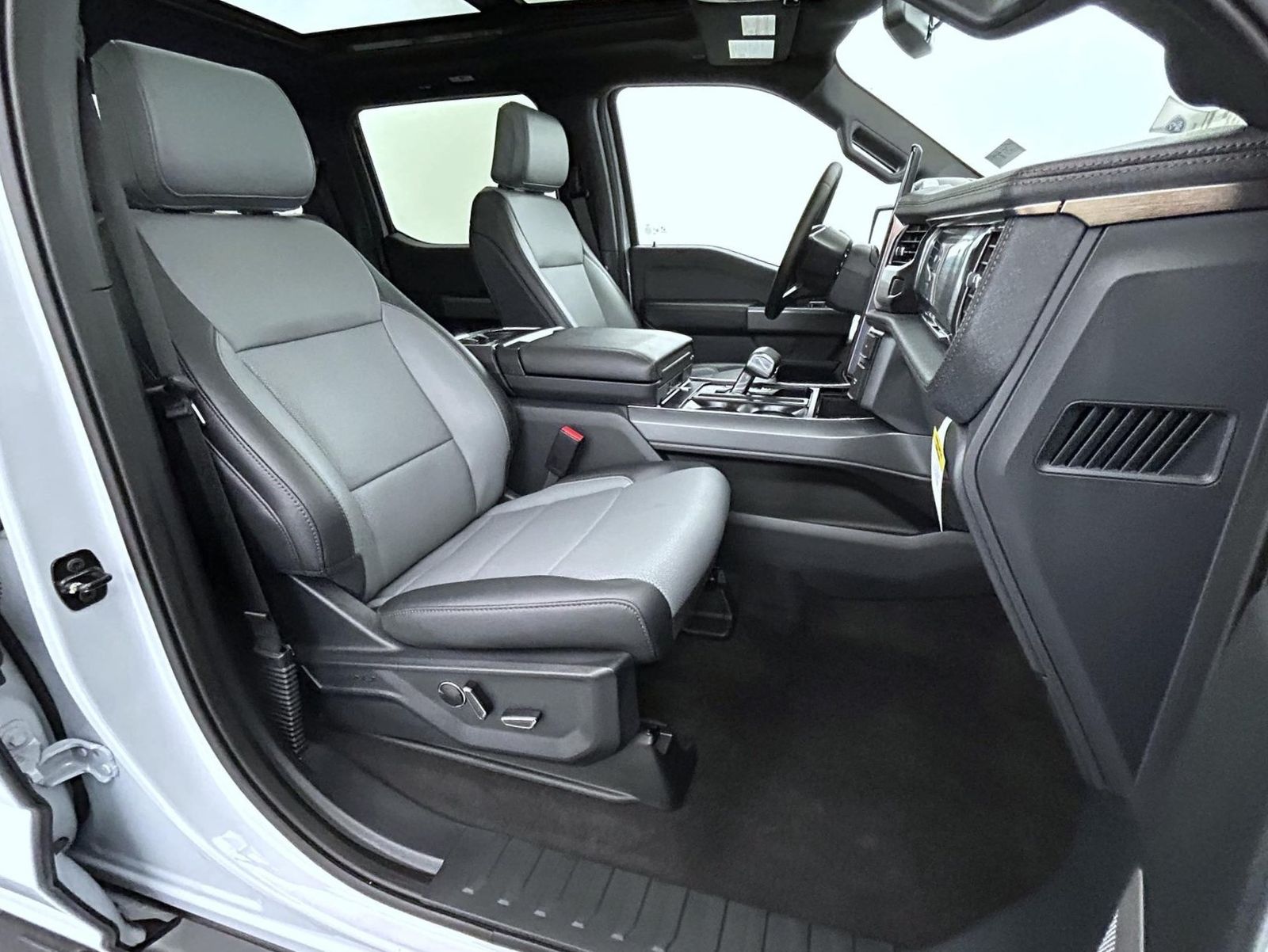 2025 Ford F-150 Lightning Lariat photo 12