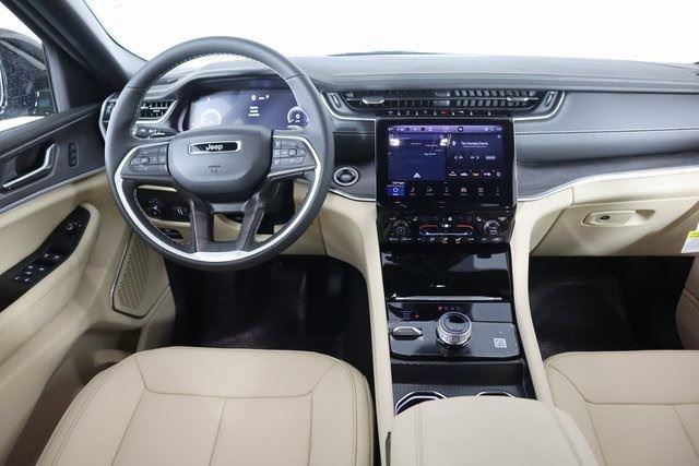 2025 Jeep Grand Cherokee Limited photo 4