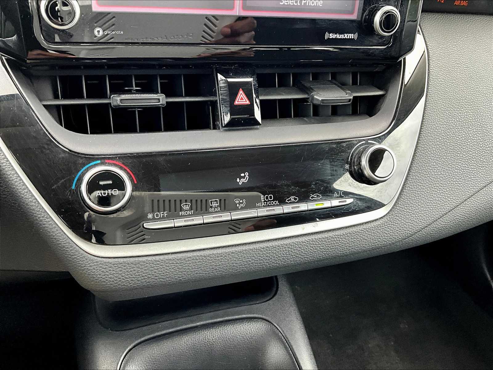 2022 Toyota Corolla LE photo 26