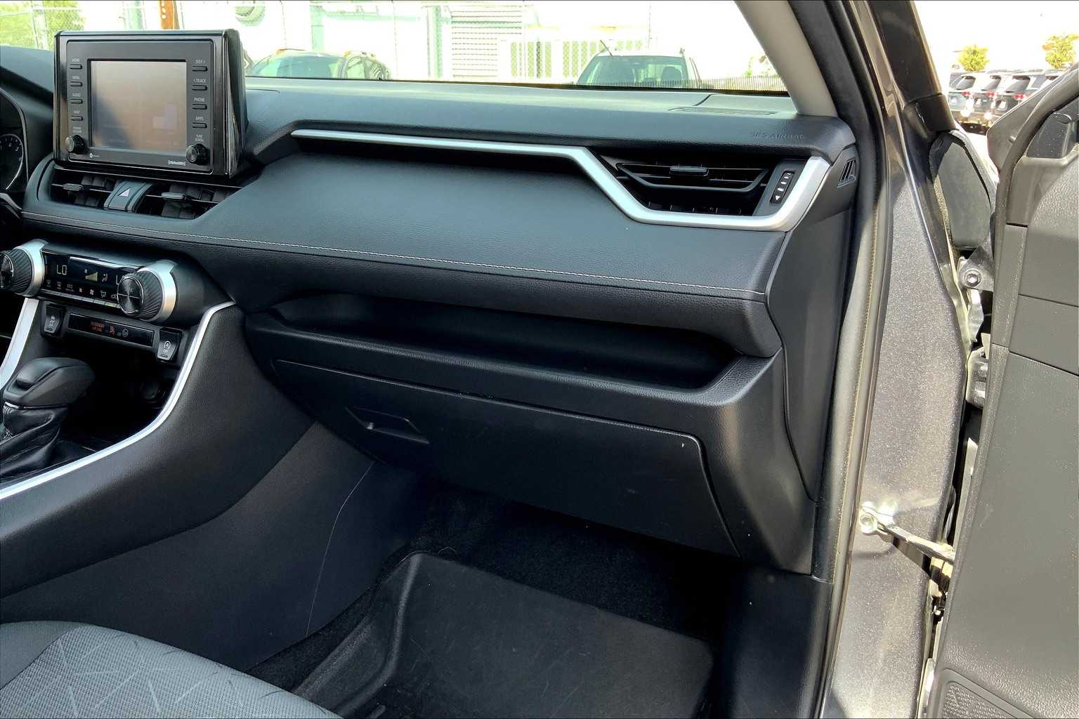 2021 Toyota RAV4 XLE photo 17