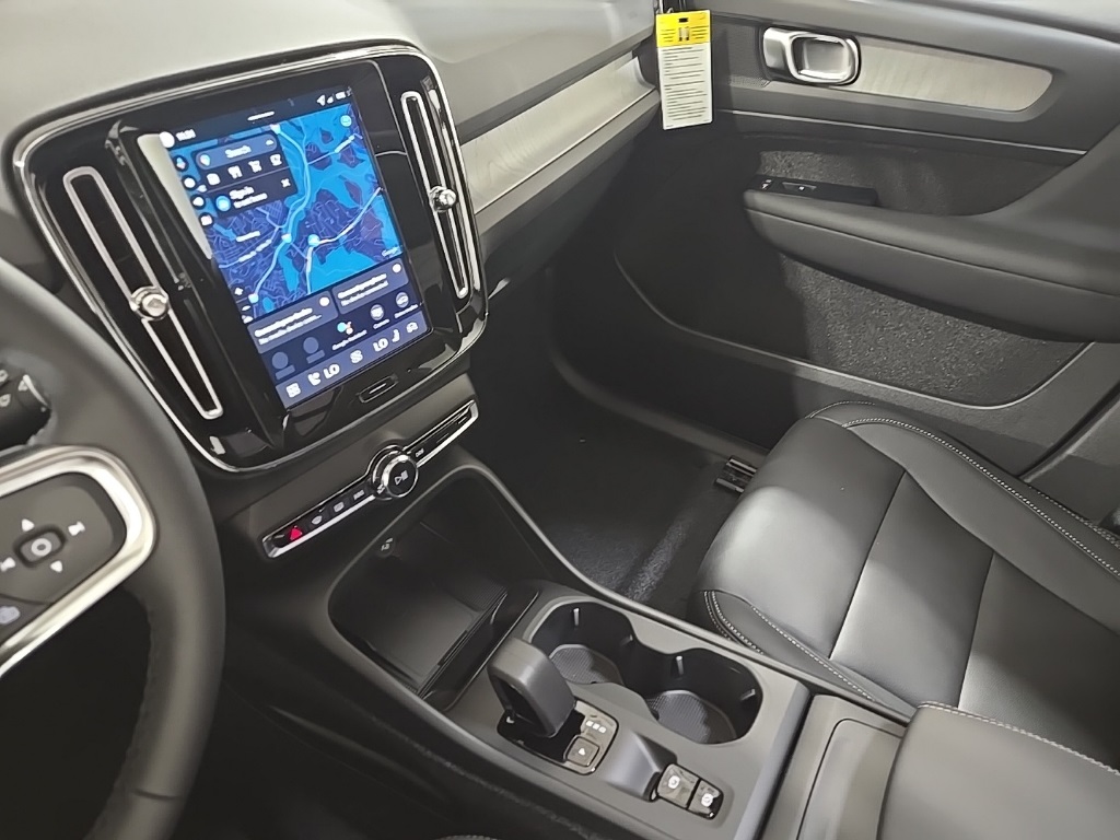 2026 Volvo XC40 Core photo 11