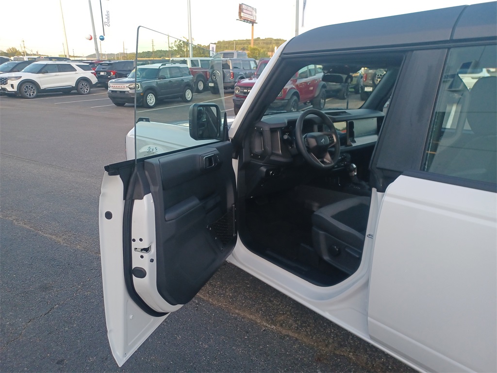 2025 Ford Bronco Base photo 8