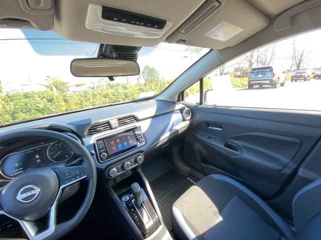 2025 Nissan Versa 1.6 SV photo 9