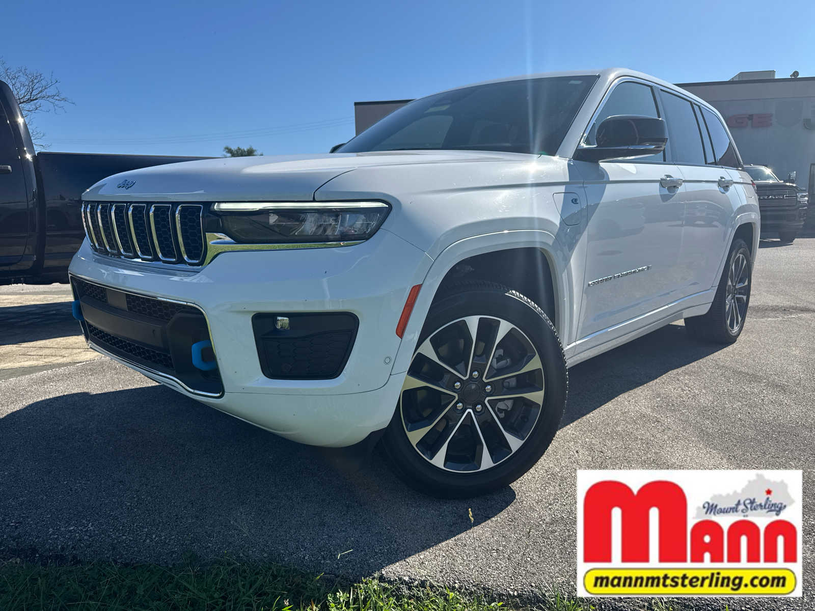2023 Jeep Grand Cherokee Overland 4xe's photo