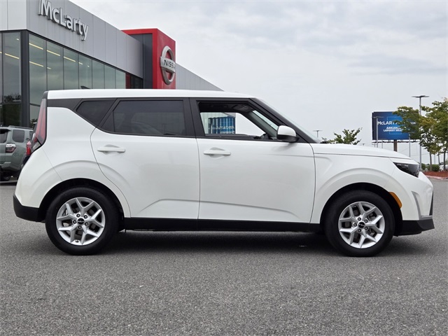2024 Kia Soul LX photo 2