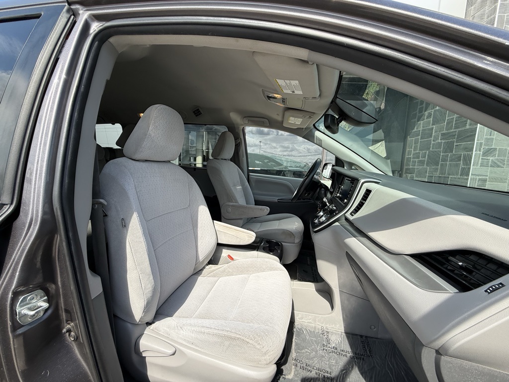 2020 Toyota Sienna LE photo 10
