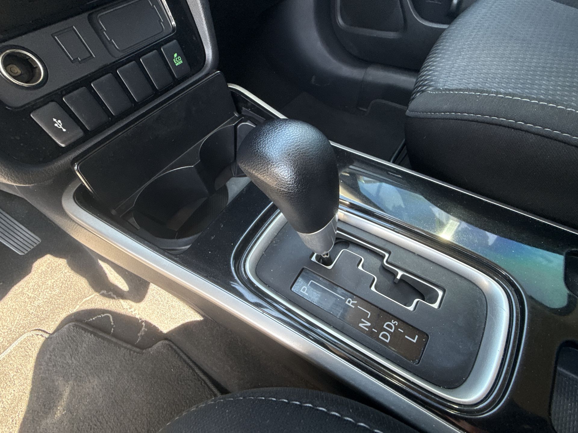 2020 Mitsubishi Outlander ES photo 7