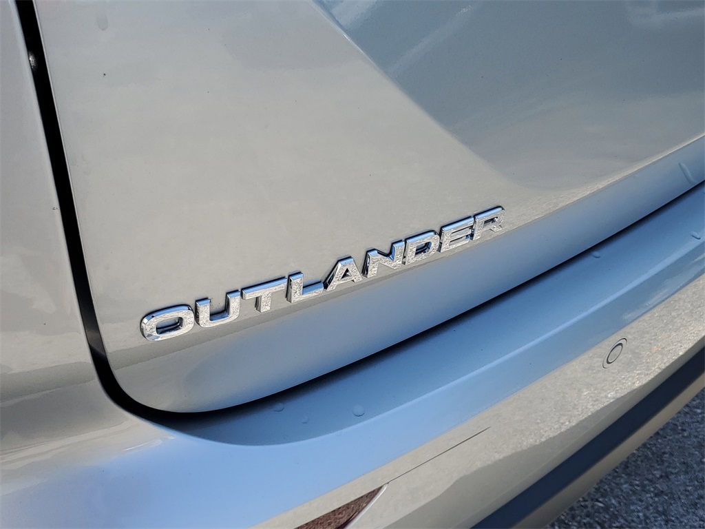 2025 Mitsubishi Outlander PHEV ES photo 9