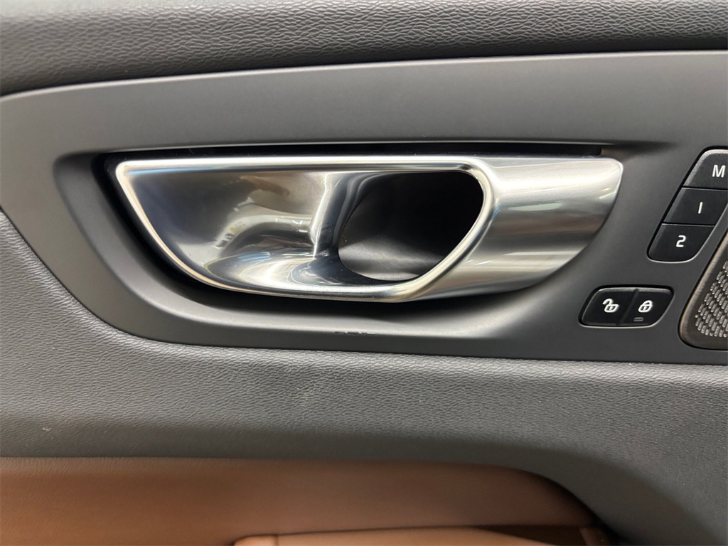 2023 Volvo XC60 B5 Plus photo 11