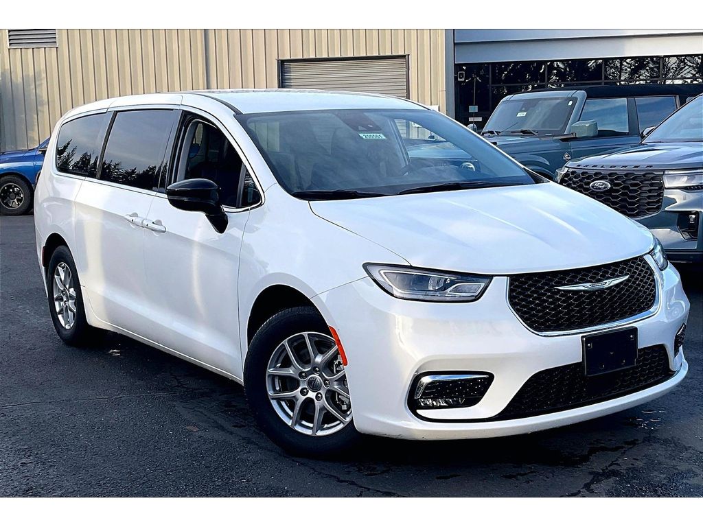 2024 Chrysler Pacifica Touring L's photo