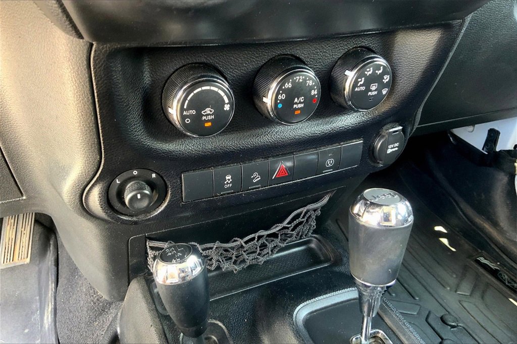 2013 Jeep Wrangler Unlimited Sahara photo 31