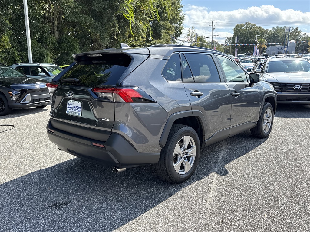 2022 Toyota RAV4 XLE photo 2