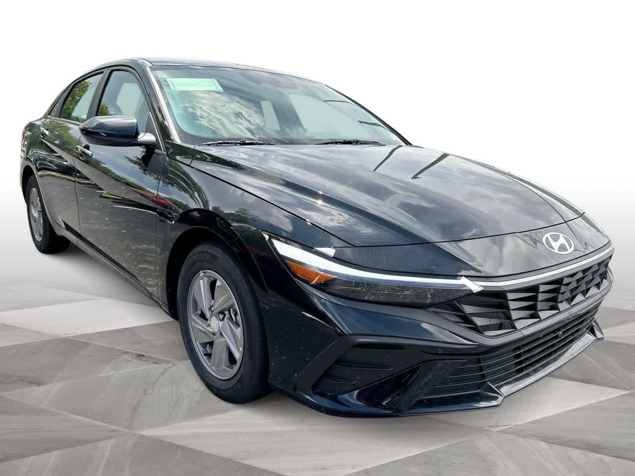 2025 Hyundai Elantra SE photo 2