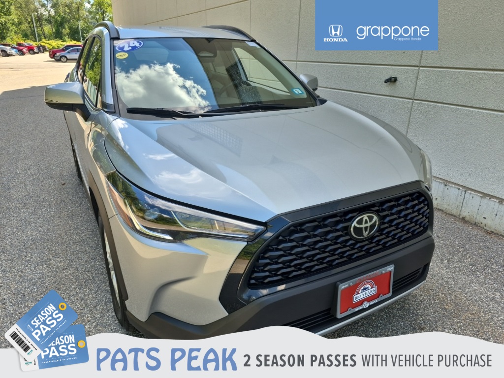 2024 Toyota Corolla Cross LE's photo