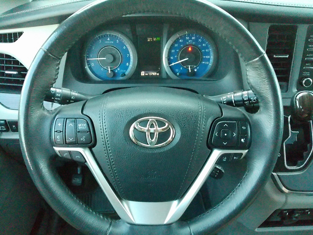 2018 Toyota Sienna XLE photo 31