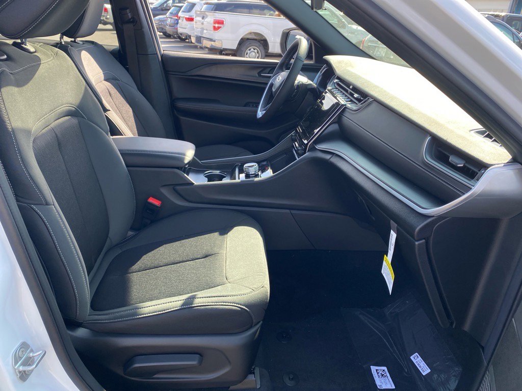 2025 Jeep Grand Cherokee Laredo X photo 15