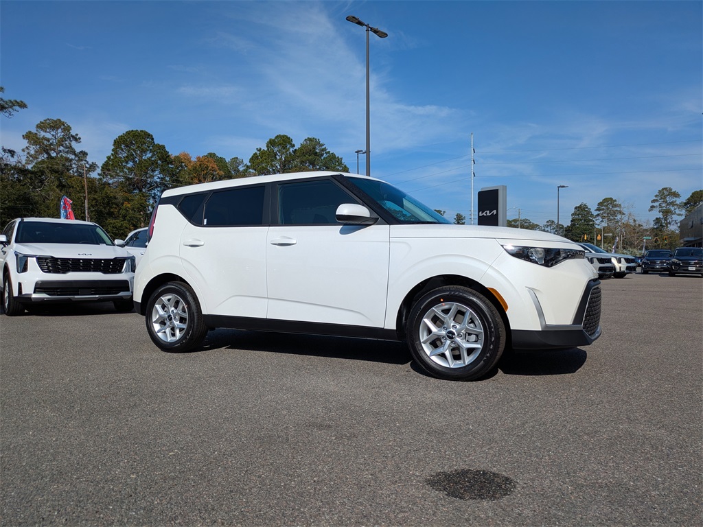 2025 Kia Soul LX's photo