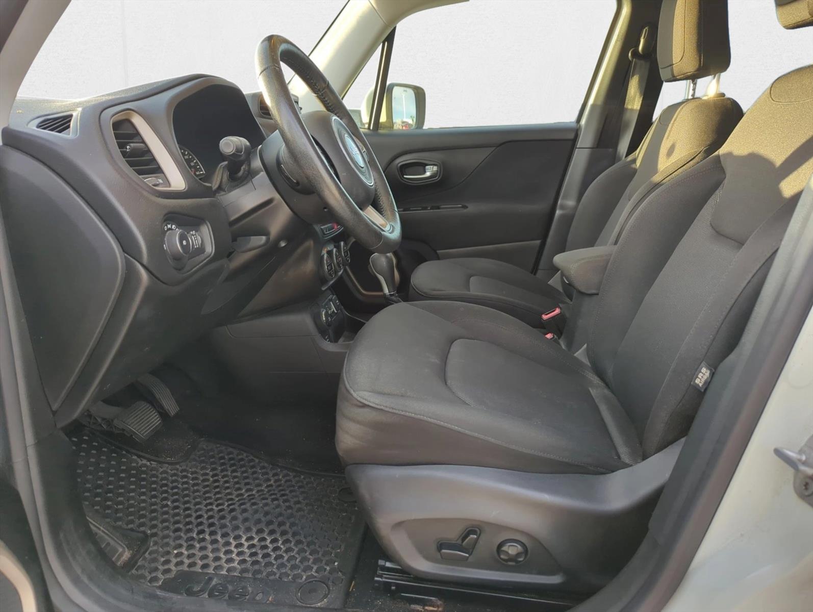2016 Jeep Renegade Latitude photo 12