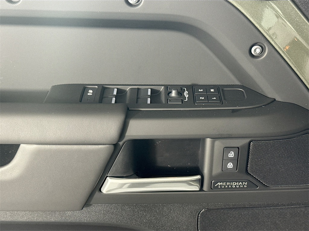 2025 Land Rover Defender 130 X-Dynamic SE photo 10