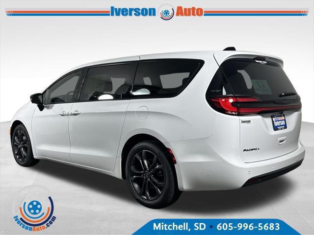 2026 Chrysler Pacifica photo 4