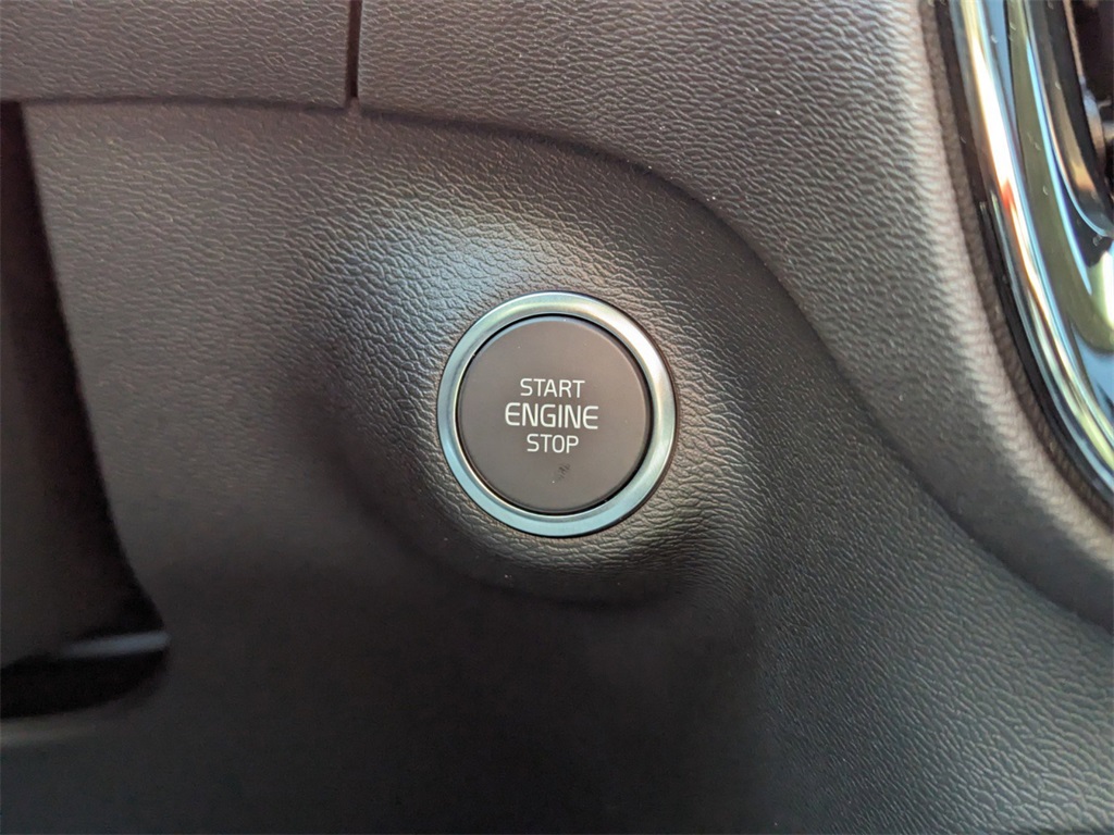 2025 Volvo XC40 Plus photo 16