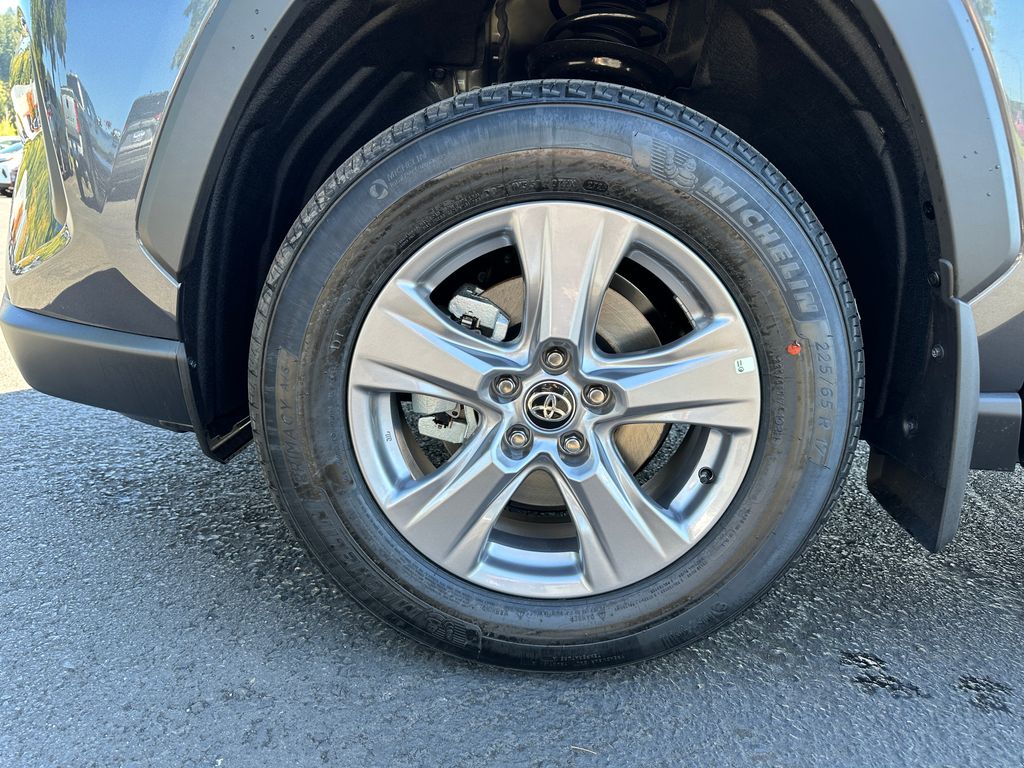 2025 Toyota RAV4 XLE photo 12