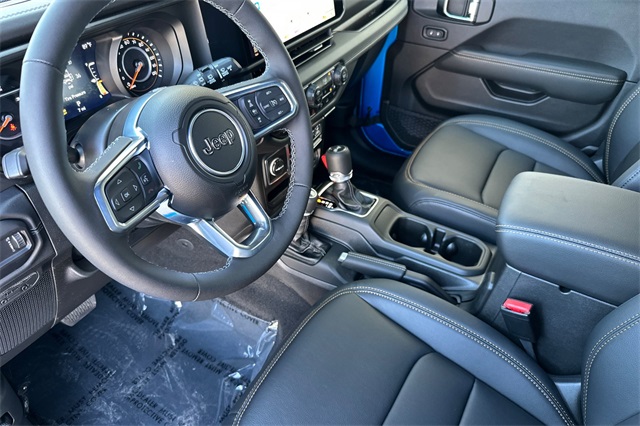 2025 Jeep Wrangler Sahara photo 2