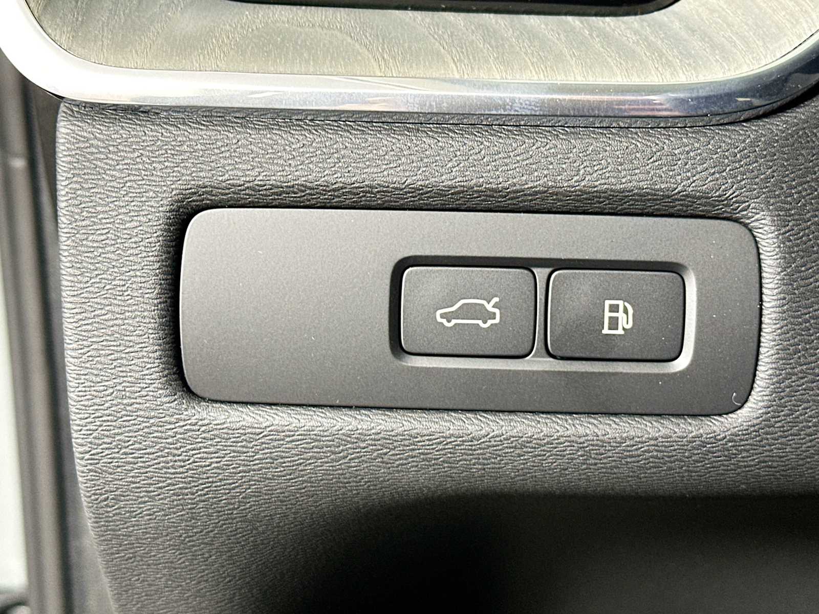2025 Volvo XC60 T8 Plus photo 8