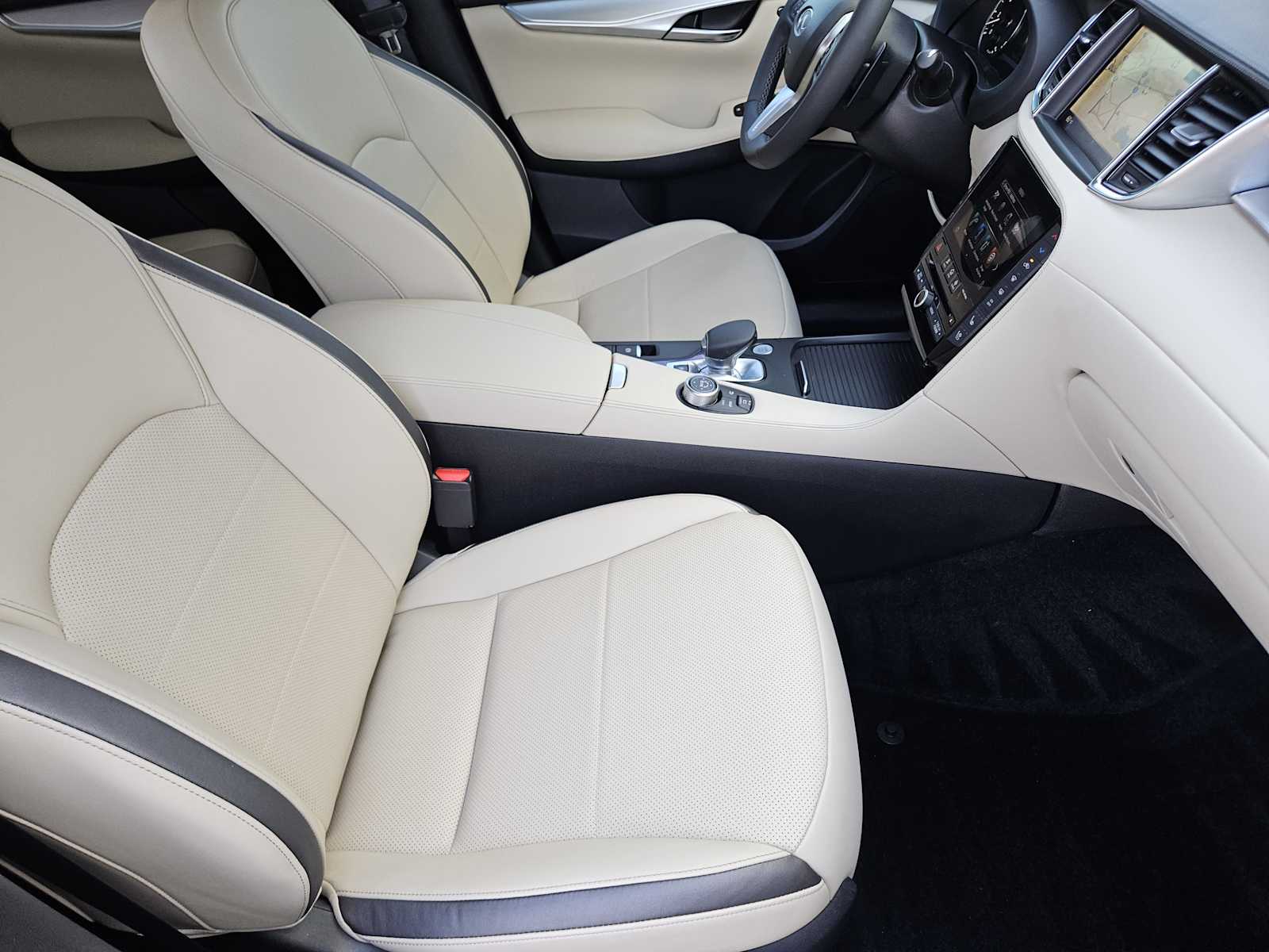 2022 Infiniti QX50 Essential photo 11