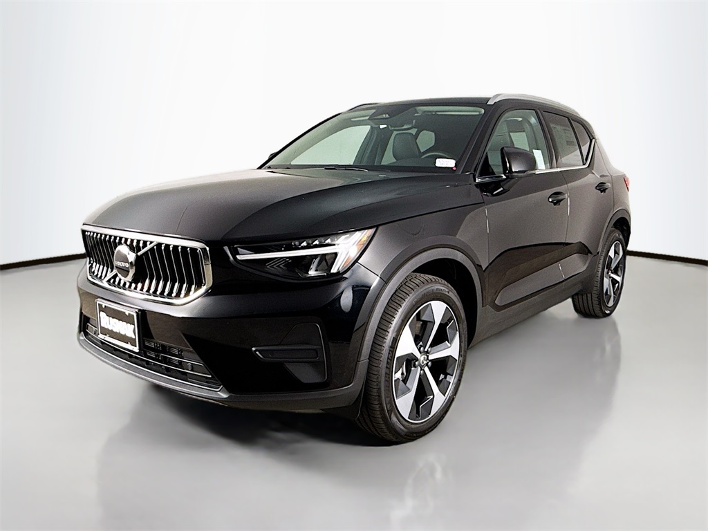 2025 Volvo XC40 Core photo 3